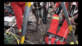 7旬老人坠井消防员井中泡水,八旬老人坠井消防倒挂半小时救出