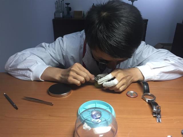 京东上买了个表经常维修怎么办,修表师傅一天能保养几个表