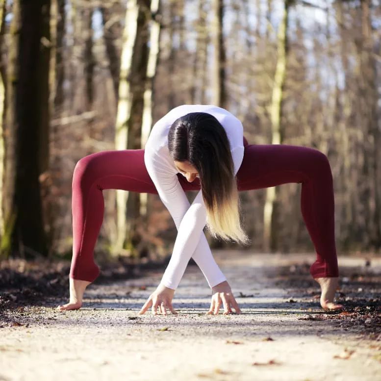 练过瑜伽之后，你的腿绝对够柔软，拉伸幅度不一般