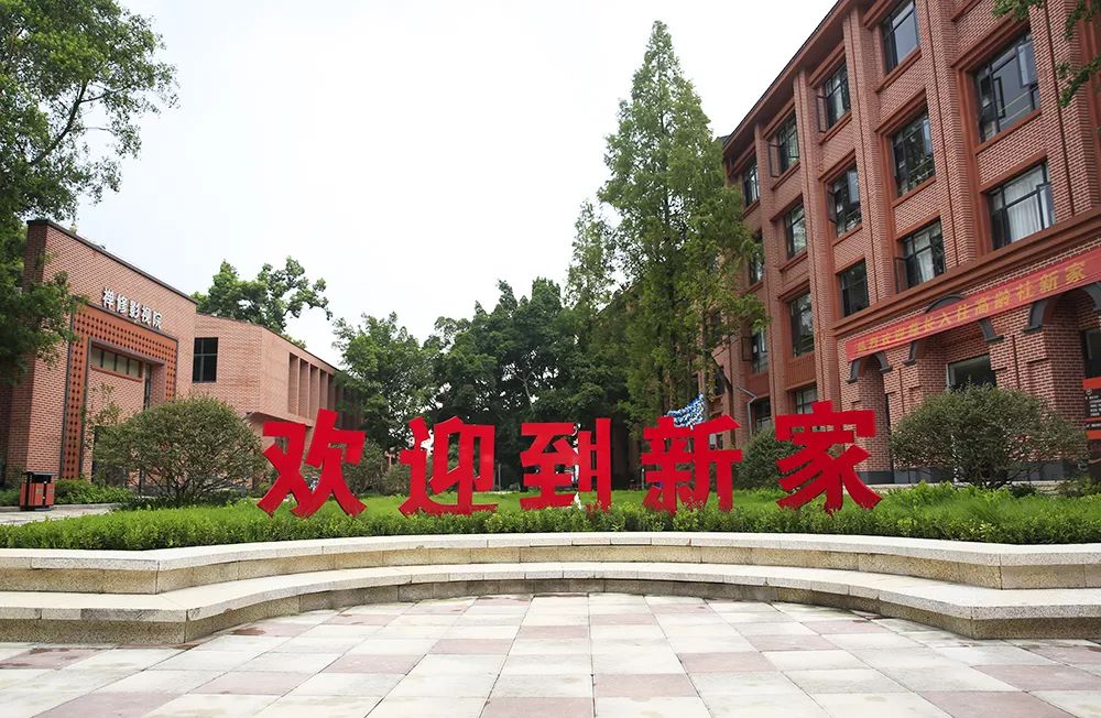 智能卫生护理机器人,自动化清洁厕所的机器人