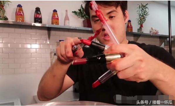 用100支口红做成超级大的口红,美女把600支口红融化