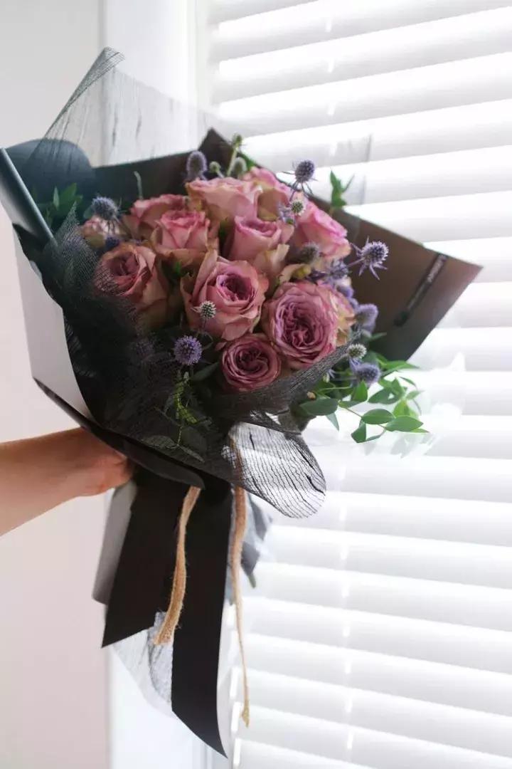 不同颜色玫瑰代表的花语,情人节送自己的玫瑰花语