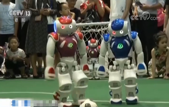 世界机器人大会青少年机器人,会说话会踢球的智能机器人