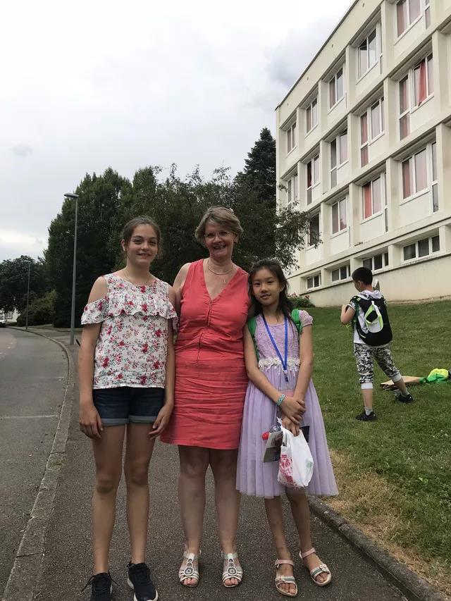 红遍整个欧坦市的草小西区学子，了解一下