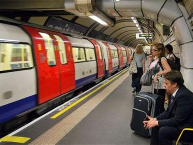 南京地铁司机工资多少钱一个月,地铁司机是怎么开地铁的