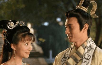 皇后在病床奄奄一息他趁机将小姨子推倒在龙床