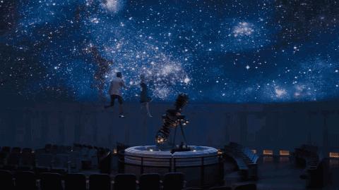 把整个星空都穿在身上太美了,把银河穿在身上去照亮