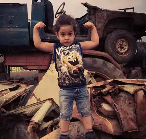 5岁伊朗小梅西走红网络一身球技笑傲裙长马赛回旋技惊四座