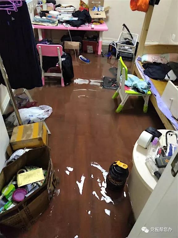 北京通州一小区楼顶漏水,没想到房子漏雨了