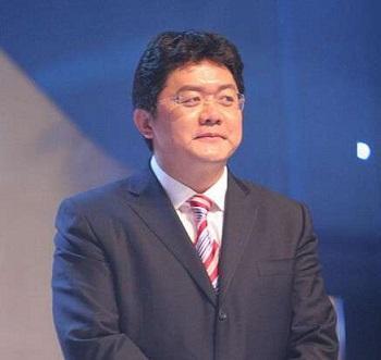 他曾是央视当红的一名主持人,他曾是央视主持人