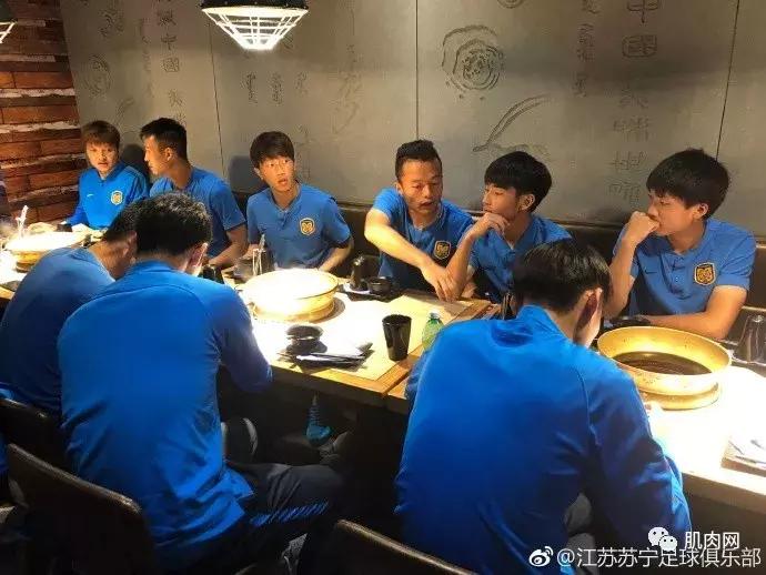 当男足脱掉衣服，确实不忍直视了！年薪1亿，白斩鸡身材！