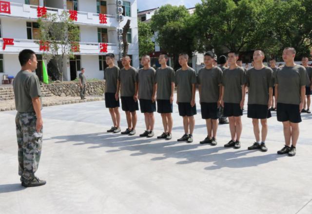 新兵训练撑不住身体,新兵在部队体能训练跟不上怎么办