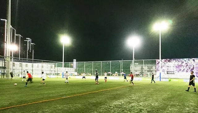 顽强拼搏，坚持到底——学威国际商学院第三届足球友谊赛拉开帷幕