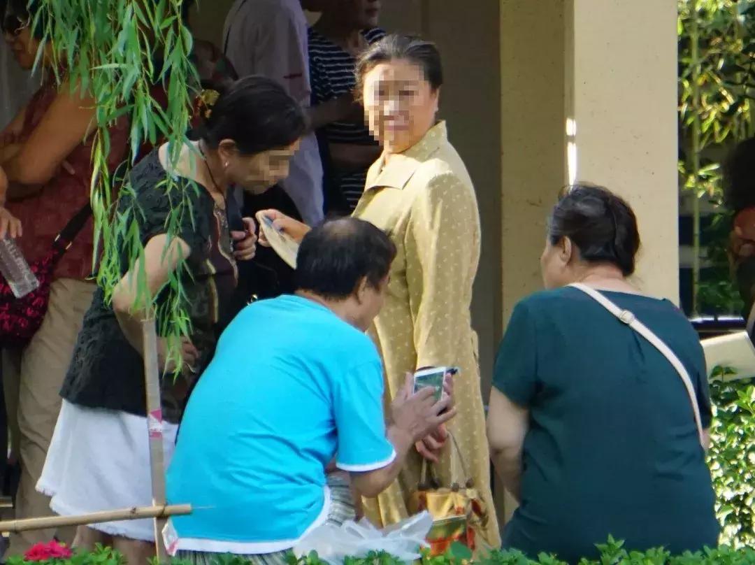 火爆现场相亲角,相亲角超受欢迎