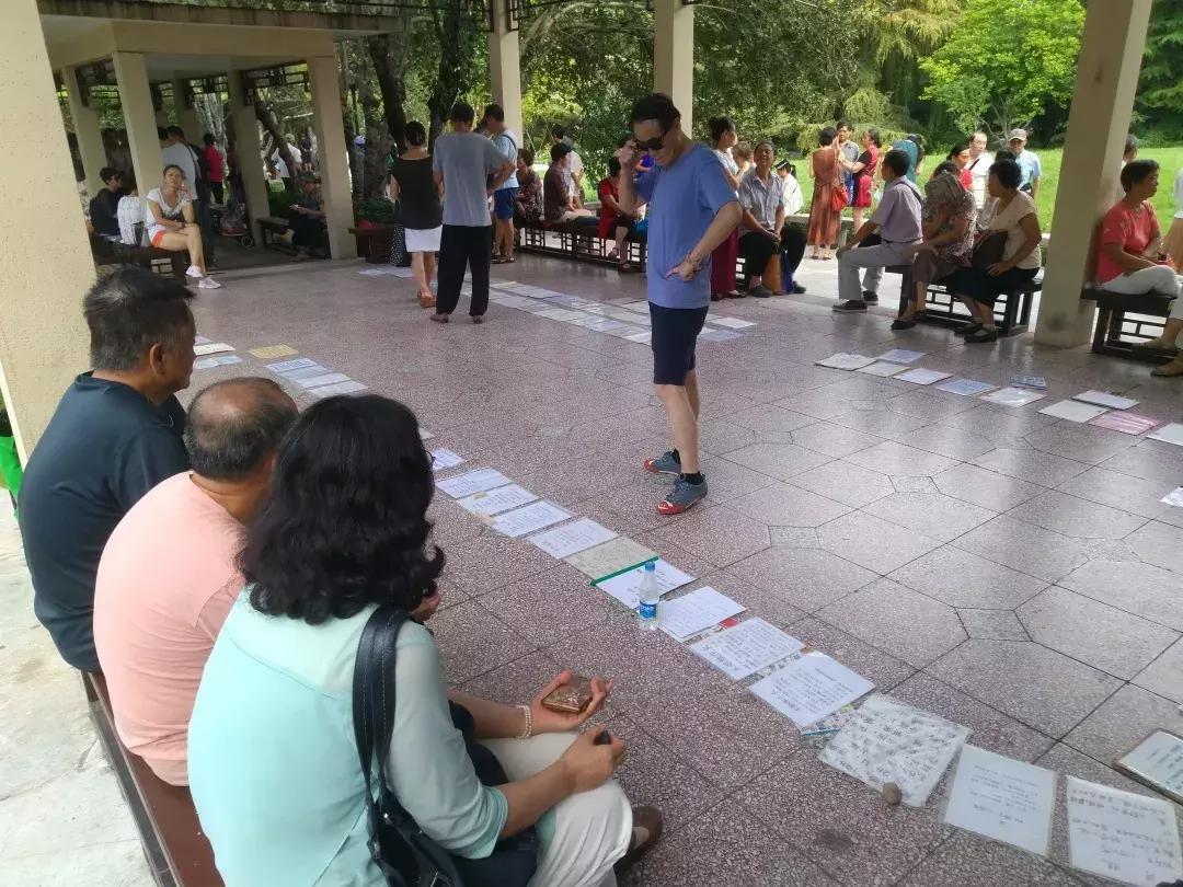 火爆现场相亲角,相亲角超受欢迎