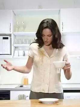 洗衣服卫生纸粘衣服怎么处理掉,洗衣服时卫生纸粘在上面怎样去除