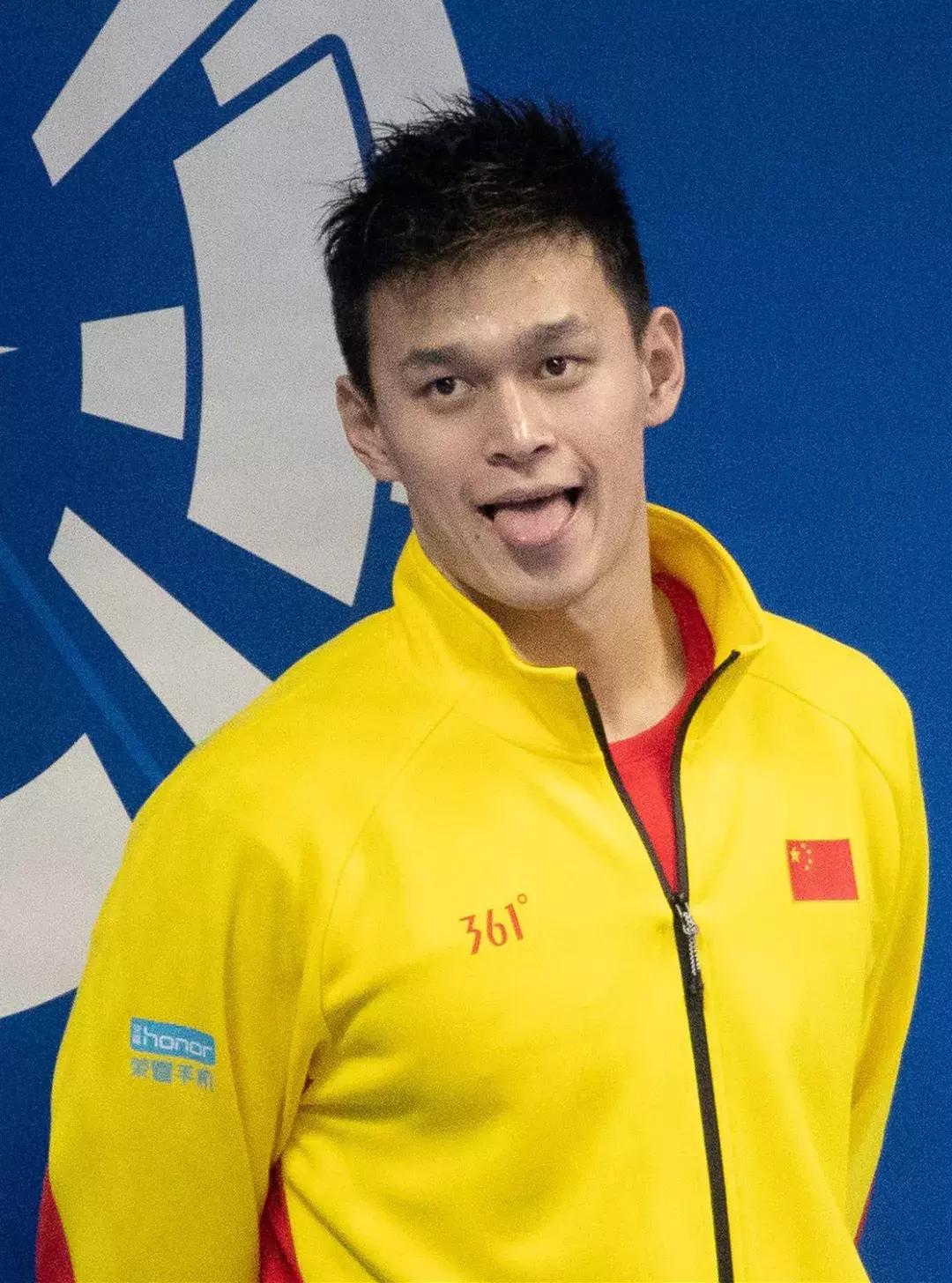 孙杨服装领奖台,孙杨为何不按规定穿领奖服