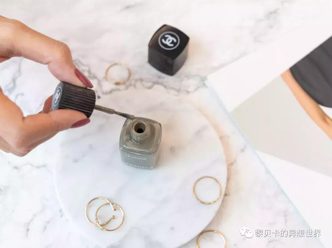 夏天指甲油2022年新款显白带钻,指甲油2022年流行网红夏天显白