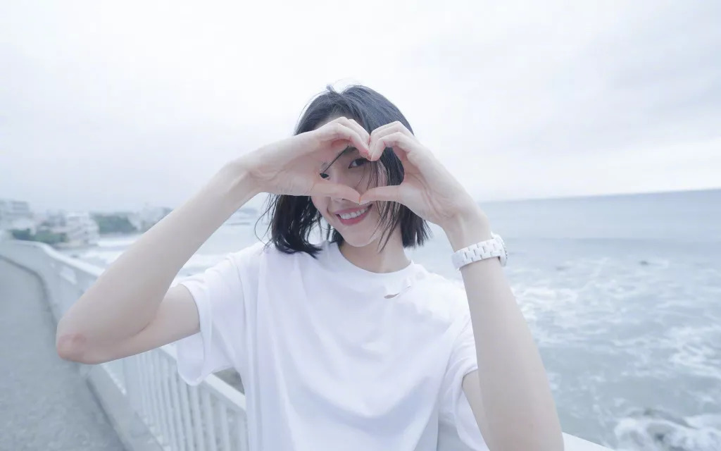 摩登妆容｜刘雯私照秘籍靠进化版CC霜帮大忙？清透底妆原来很圈粉！