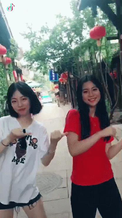 正在刷抖音的你文案,正在刷抖音