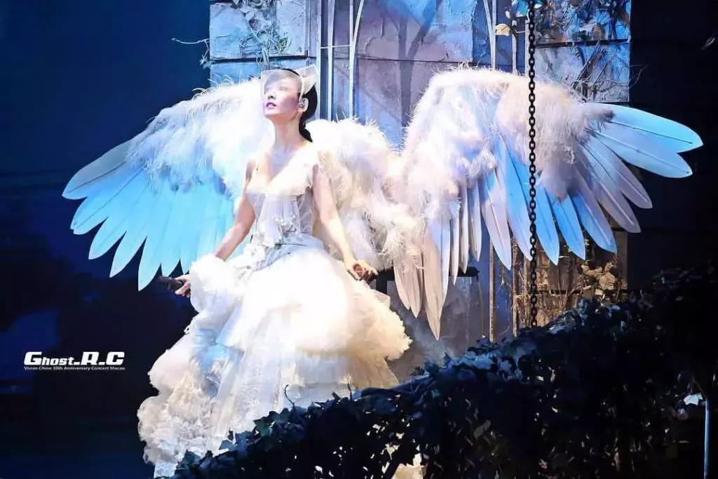 周慧敏20到51岁女神也老了,周慧敏51岁还是很年轻