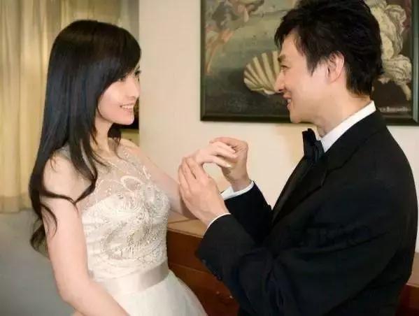 周慧敏20到51岁女神也老了,周慧敏51岁还是很年轻