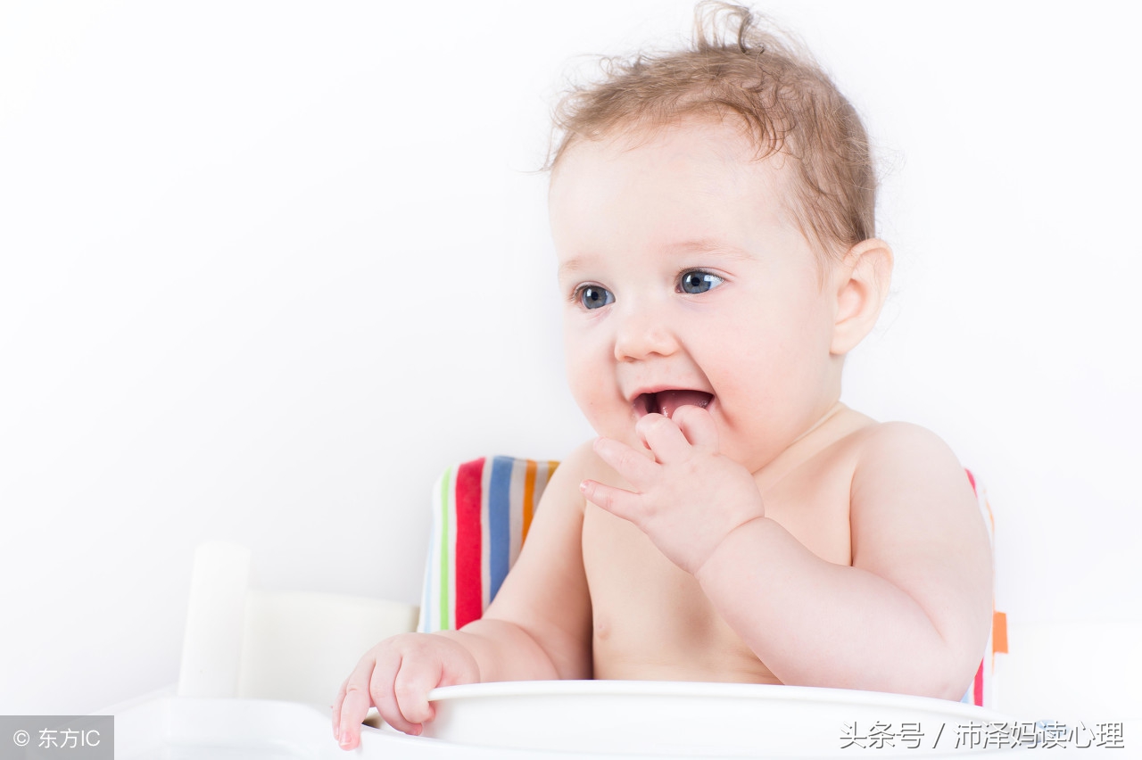 宝宝吸手指嘴边发红,宝宝老是吸允自己的手臂
