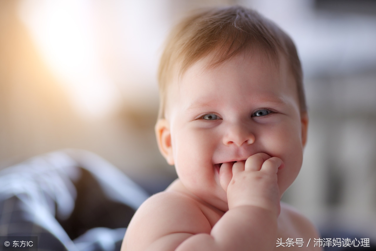 宝宝吸手指嘴边发红,宝宝老是吸允自己的手臂