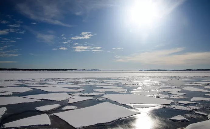 8.23日｜新早读来了！体能不过关啊！足球运动员酒驾被查，狂奔400米被民警生擒：最后还大便*禁失**