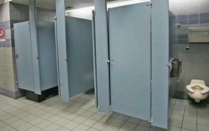 公共厕所的门为什么有孔,公共厕所位置有讲究吗