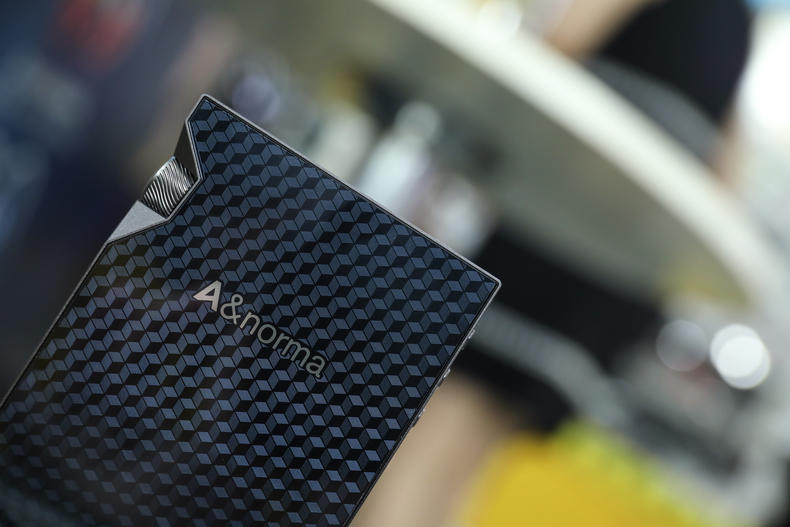 「小蟹寻声」“歪屏”设计颜值满分，艾利和中端旗舰SR15详测！