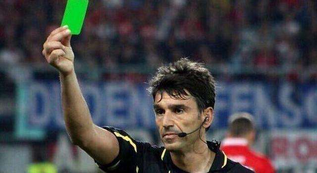 足球裁判拿绿牌有什么意义,足球场上有没有出现过蓝牌跟绿牌