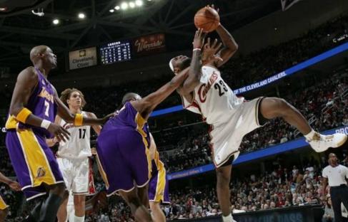 nba球员背打詹姆斯集锦,盘点nba球员的奇葩防守瞬间