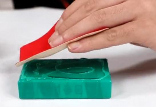 塑料手套破了一个洞怎么补救,家里的橡胶手套破了