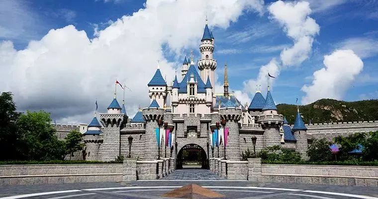 正宗*袜丝**奶茶，免税的包包，维港的夜景……下月起和你只有8个小时动车的距离！