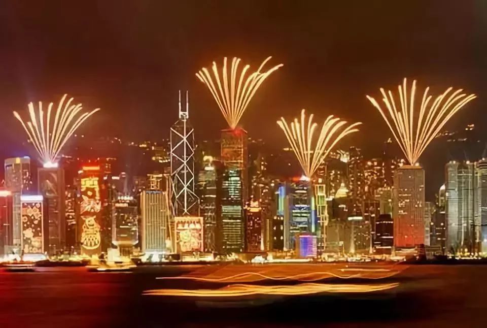 正宗*袜丝**奶茶，免税的包包，维港的夜景……下月起和你只有8个小时动车的距离！