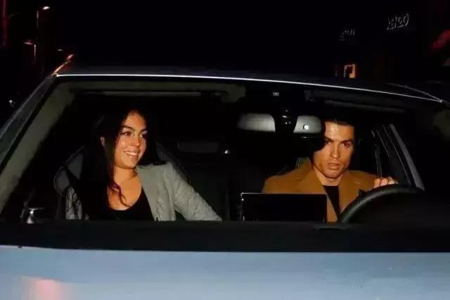 她用蜜桃臀彻底征服C罗，这个亿万少女的情敌竟是个灰姑娘？！