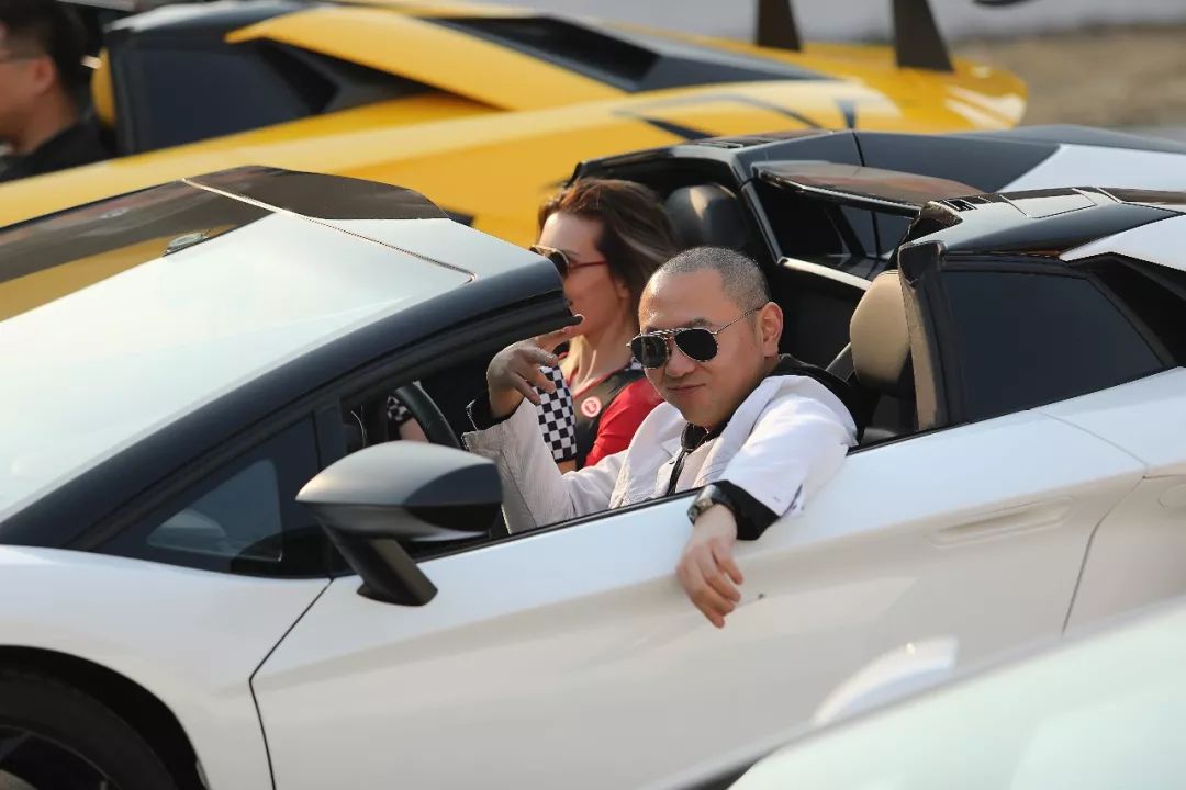 绝色超跑倾城“红”颜