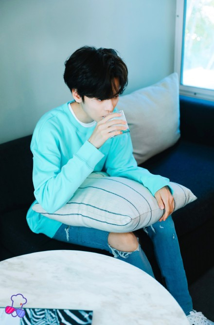 偶像练习生毕雯珺被朱正廷扯领带,偶像练习生出道之夜朱正廷毕雯珺