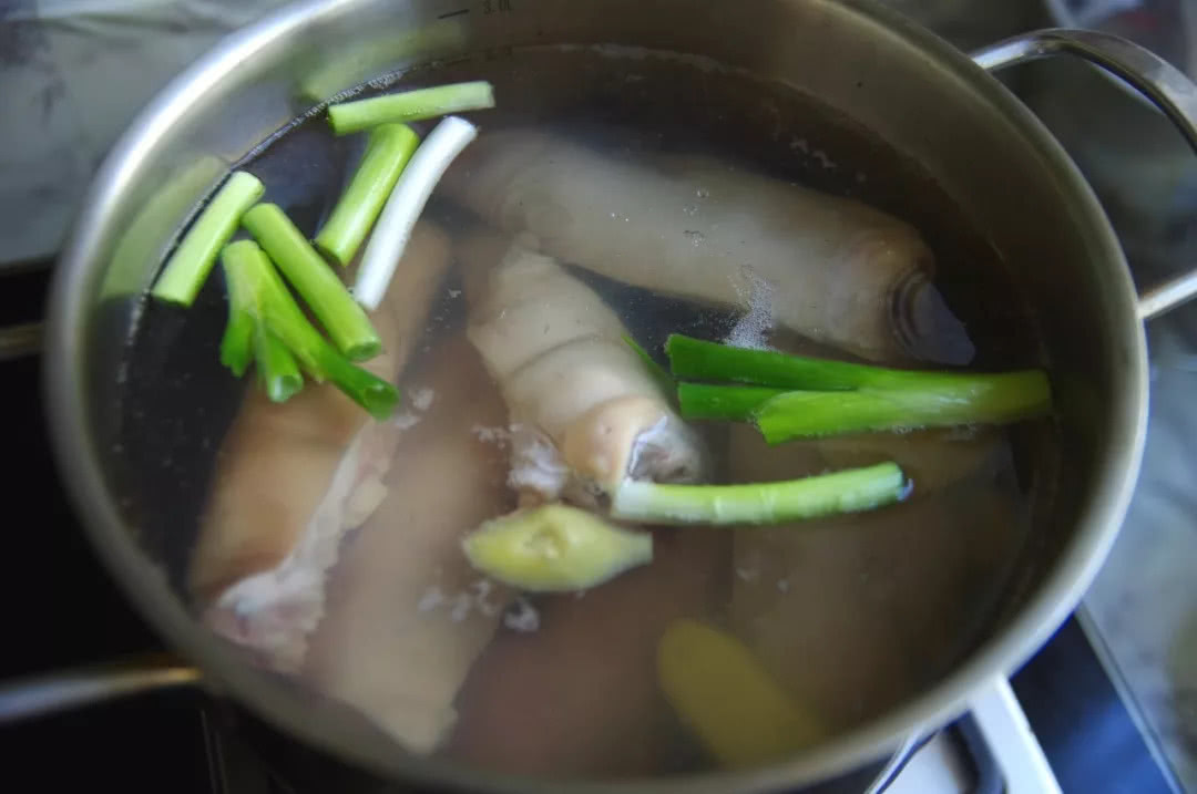 我们家的大猪蹄子，先烧再炖后烤，软而不烂，吃起来解恨又解馋！