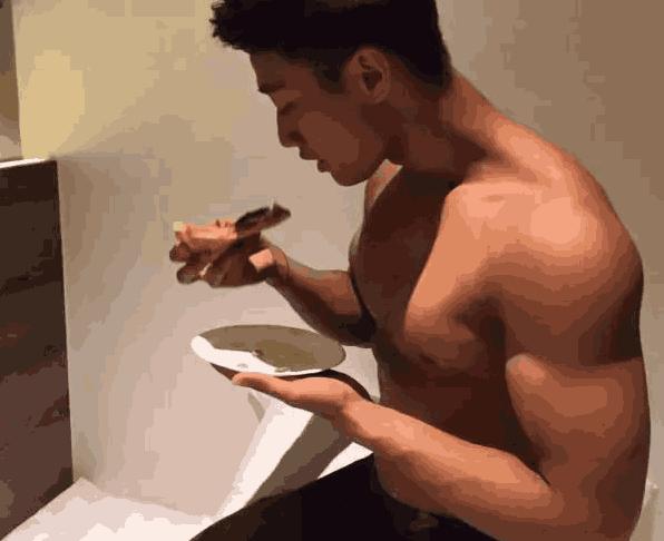 健身喝蛋白粉多久才能练出肌肉,长期锻炼吃蛋白粉后停止会怎么样