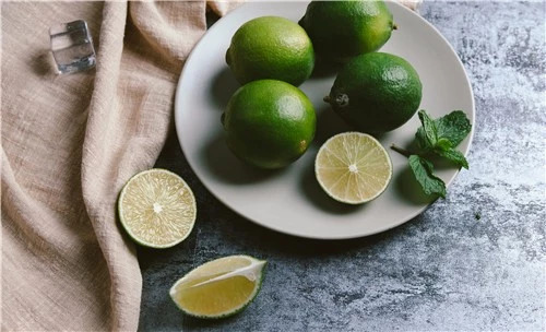 怎么只用一个柠檬泡水喝还好喝,如何用柠檬泡水最好喝又还不苦