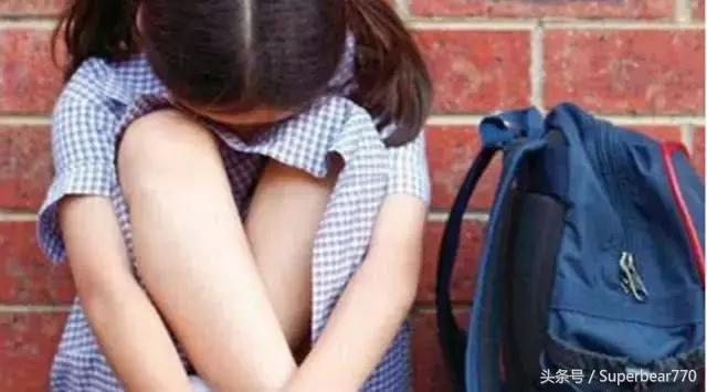 13岁女儿突然走路叉腿，父亲晚上悄悄脱下裤子，泪水忍不住流出