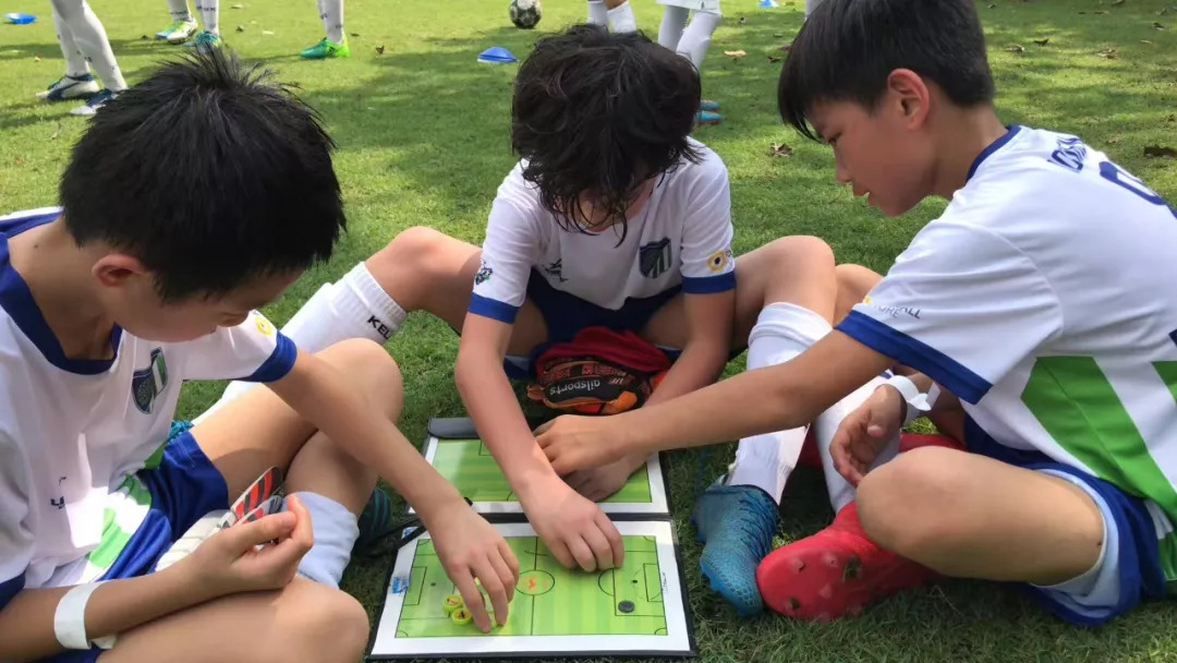 25名赴英国曼城学习的中国足球少年,后来怎么样了?