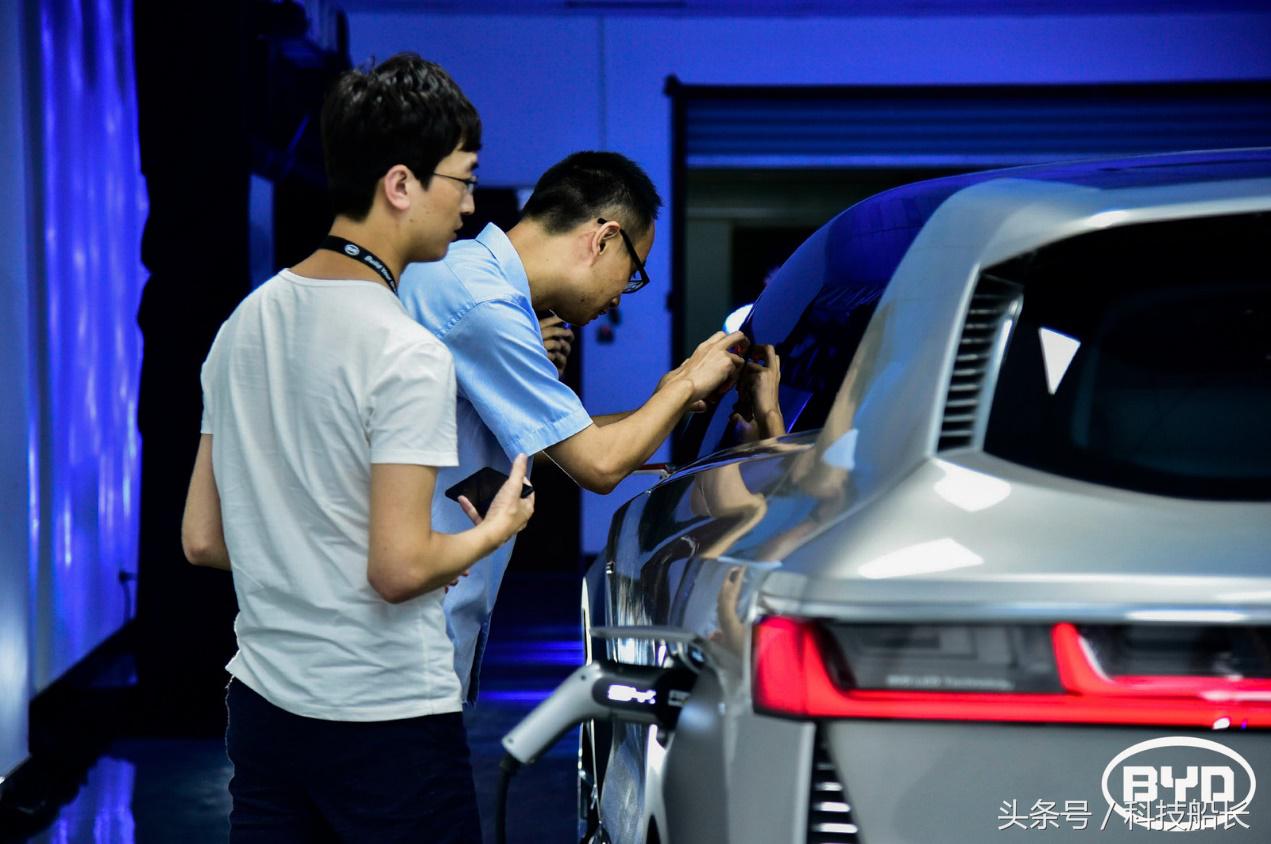 比亚迪“龙晶”车灯:把汽车灯光玩到极致酷炫