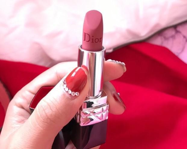 黄皮涂烂番茄色号的口红最显白,适合黄皮的橘调奶茶色口红推荐