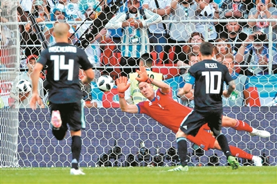 门将阿利松低级失误,冰岛门将有多猛