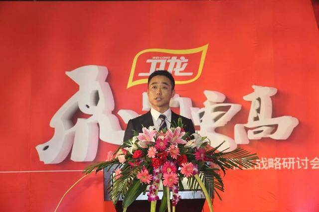 卫龙辣条零食大礼包背包,卫龙休闲零食辣条香辣魔芋爽