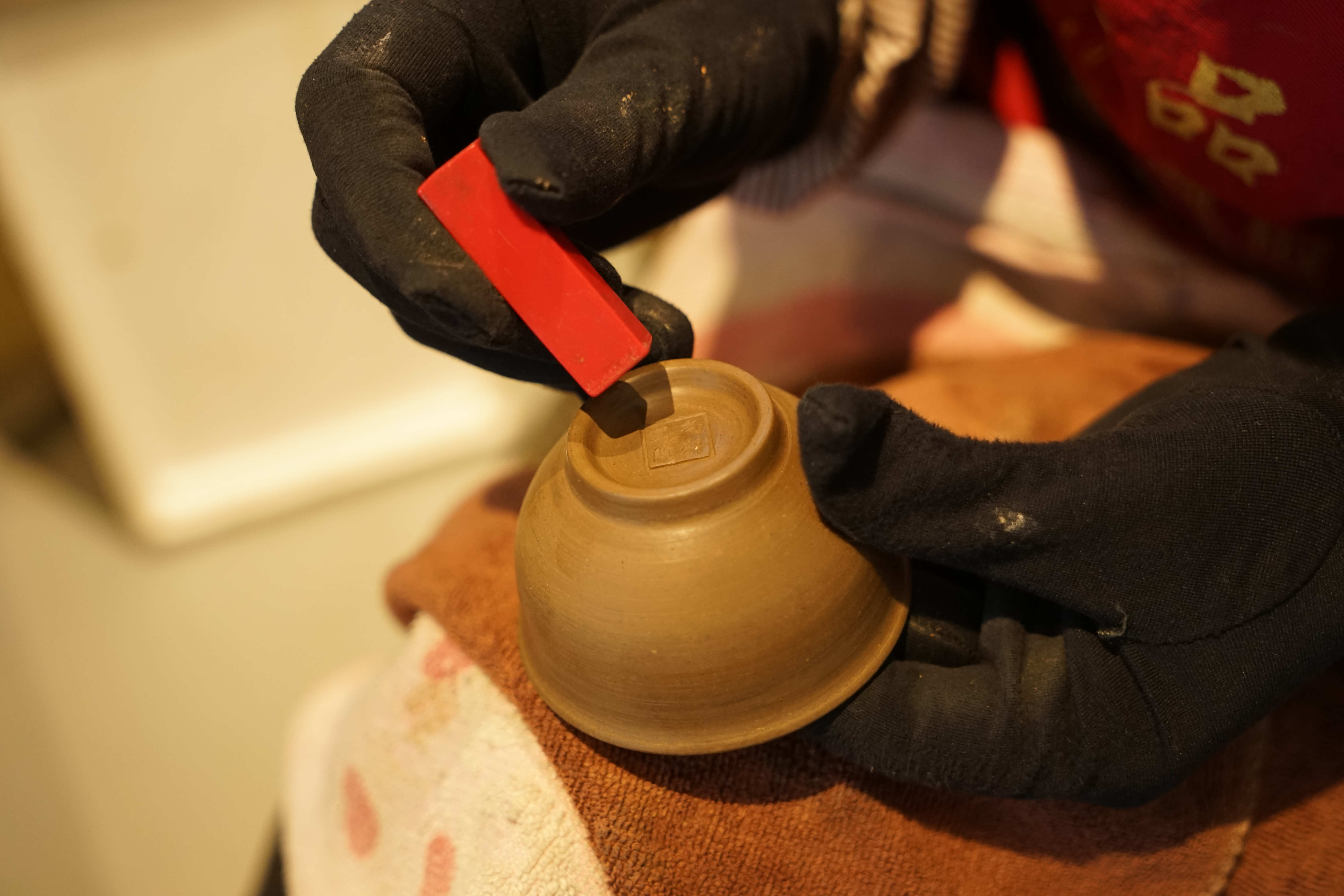 黑陶的前世今生：5000年古文明技艺把泥土炼成“黑金”