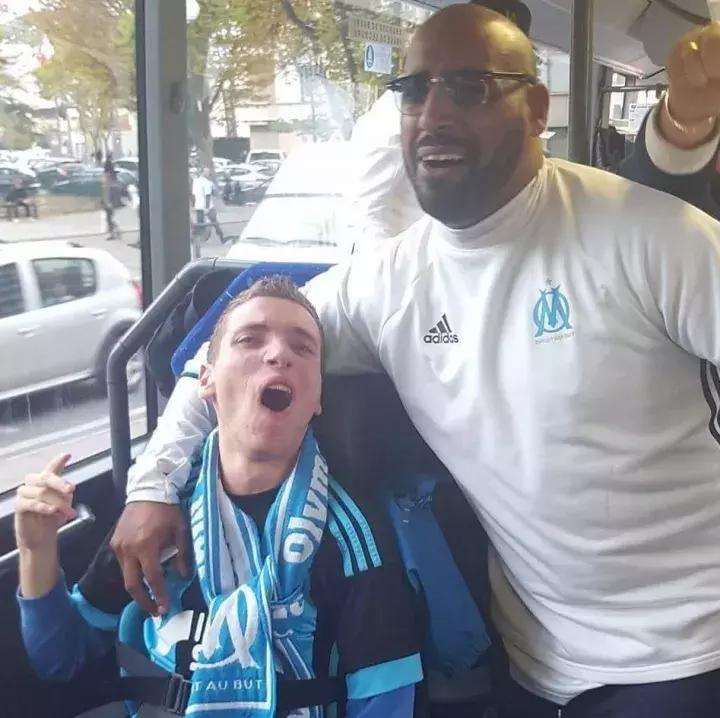 开场10秒他就进球了,对方球员怎么都站着不动?